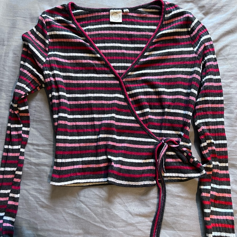 Colorful striped crop led long sleeve top.